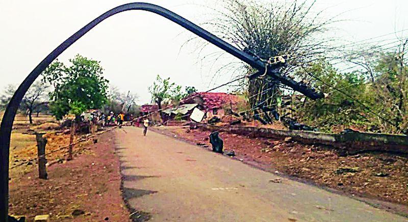 Severe storms in seven villages | सात गावांना वादळाचा जोरदार तडाखा