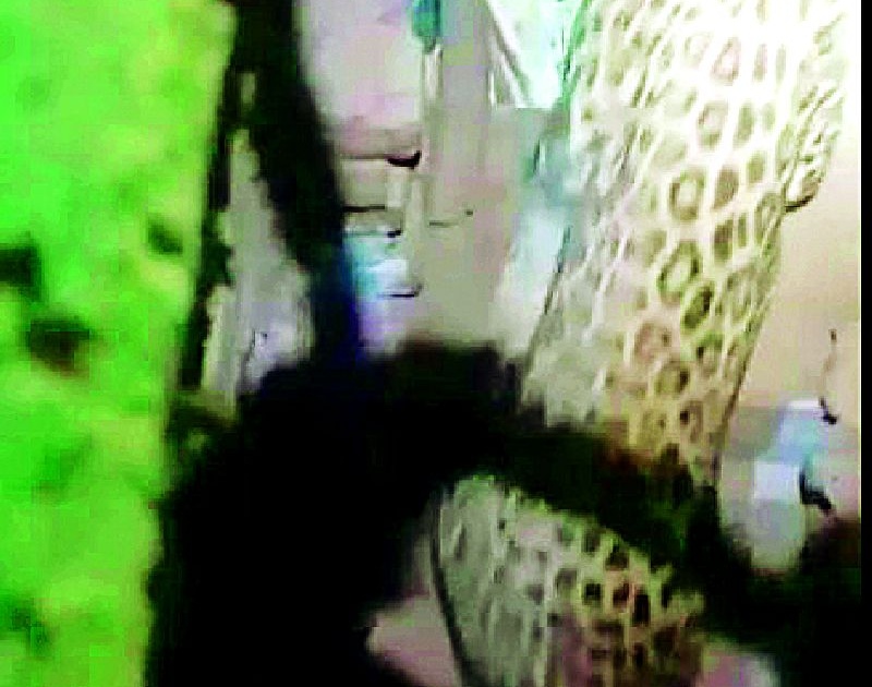 In search of hunter in a leopard home | शिकारीच्या शोधात बिबट्या शिरला घरात