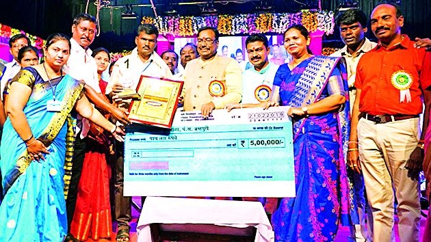 Jugnala Gram Panchayat, the first Model Village Award from the district | जुगनाळा ग्रा.पं.ला जिल्ह्यातून प्रथम आदर्श ग्राम पुरस्कार