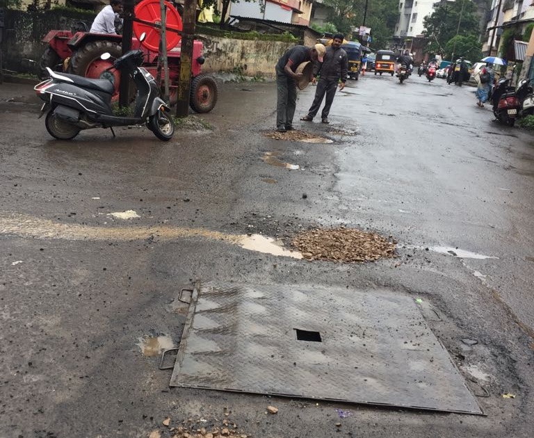 The potholes of Satara finally got affected, the corporation did not intervene | साताऱ्यातील खड्डे अखेर मुजविले, पालिकेने घेतली दखल