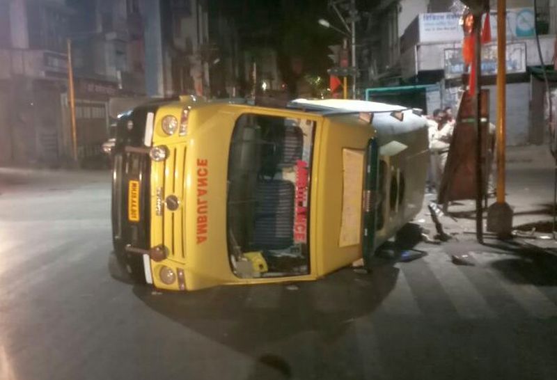 Accident in ambulance, luxury in the Dhule | धुळ्यात रुग्णवाहिका, लक्झरी यांच्यात अपघात 