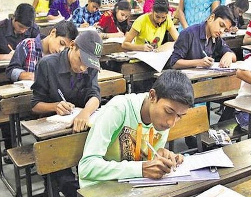 The examination, except for a brief type of copy of Dhule district, is smooth | धुळे जिल्ह्यात कॉपीचे तुरळक प्रकार वगळता परीक्षा सुरळीत