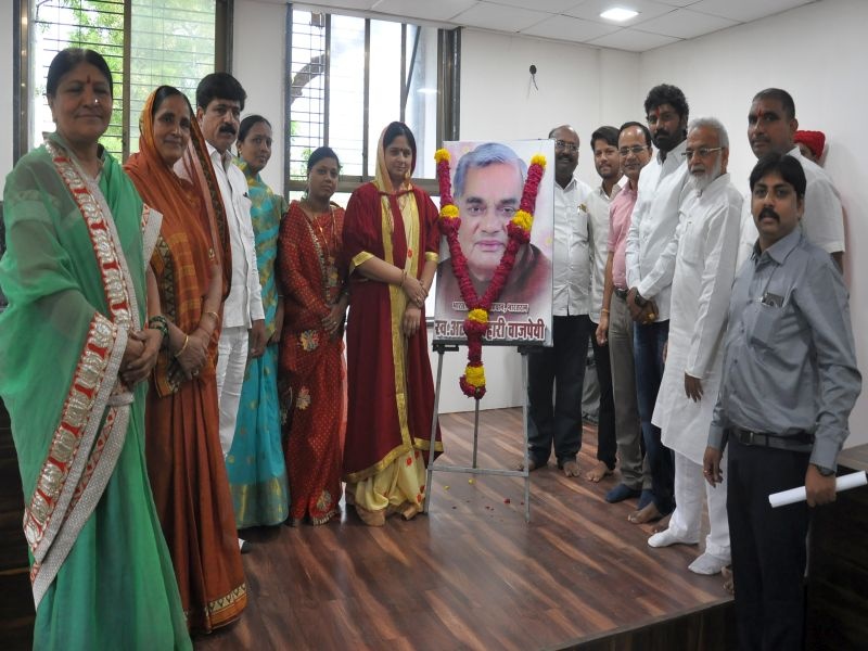 Vajpayee to pay homage to the General Assembly | वाजपेयींना श्रध्दांजली वाहून महासभा तहकूब