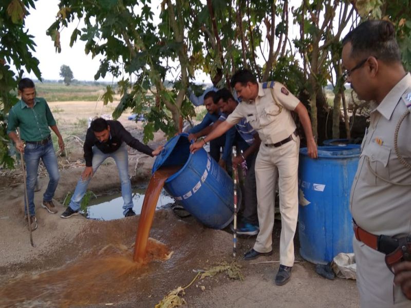 Destroying the dump of ammunition near Dhundar | धुळ्यानजिक वडेलजवळ गावठी दारु नष्ट