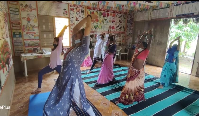 Yoga lessons for women in Anganwadi of Devgaon | देवगावच्या अंगणवाडीत महिलांना योगाचे धडे