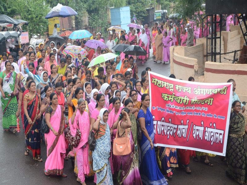 For various demands, the Aanganwadi Sevikas Front on Dhule District Council |  विविध मागण्यांसाठी धुळे जिल्हा परिषदेवर अंगणवाडी सेविकांचा मोर्चा