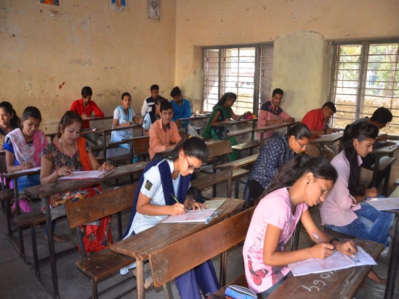 In the Dhule district, HSC examinations are going on smoothly | धुळे जिल्ह्यात बारावीची परीक्षा सुरळीत सुरू