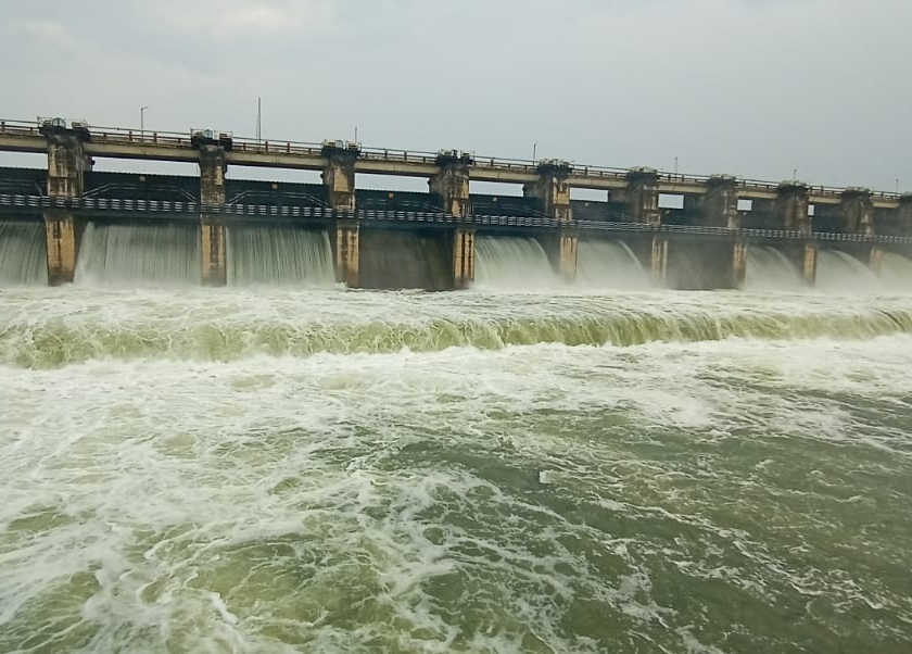 Palakhed dam starts discharging full water | पालखेड धरण फुल्ल पाण्याचा विसर्ग सुरू
