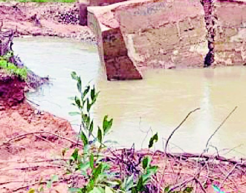 Accusations against water conservation engineers and contractors | जलसंधारणचे अभियंते व कंत्रादारावर गुन्हे दाखल