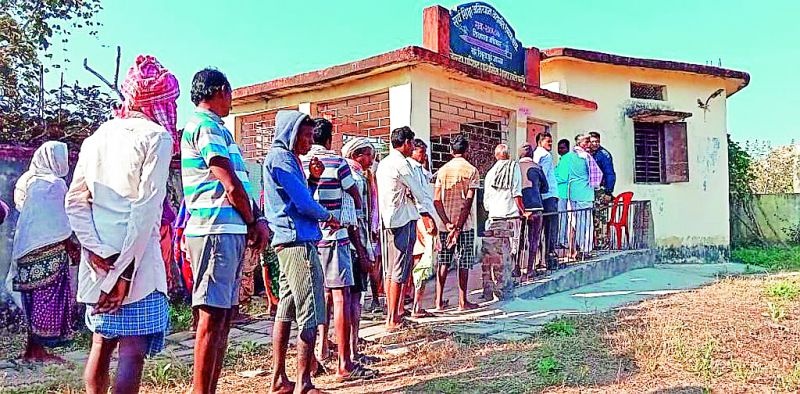Polling for Nagar Panchayats and Gram Panchayats passed smoothly | नगरपंचायतींसह ग्रामपंचायतींसाठी निर्विघ्नपणे पार पडले मतदान