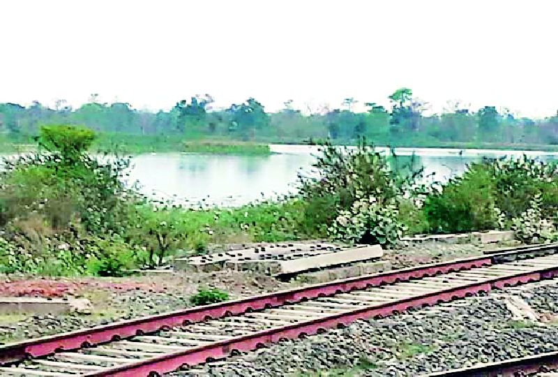 Taming of ponds damaged in Railway laws | रेल्वेच्या कायद्यात अडकले तलावांचे सौदर्यीकरण