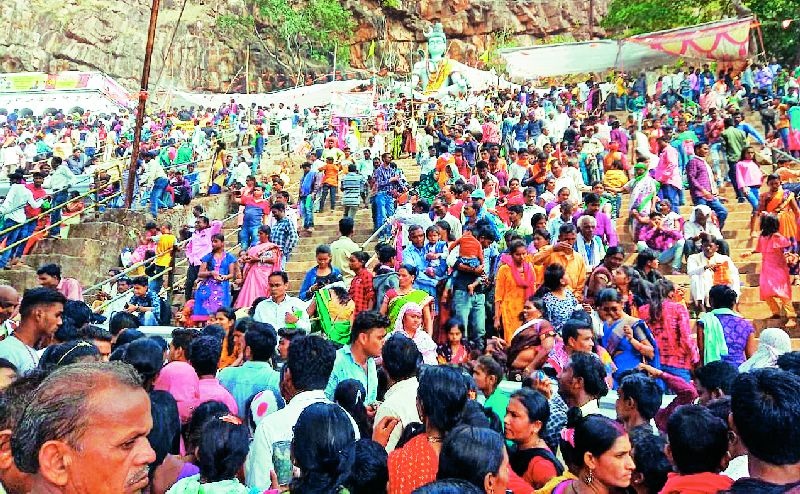 Hindu-Muslim Pratapgarh is a great flood of devotion | हिंदू-मुस्लीम प्रतापगडवर उसळला भक्तीचा महापूर