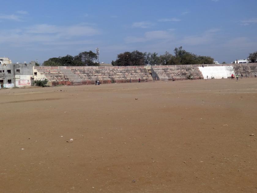 Contractor built only steps in Azaad stadium | फक्त पाय-या बांधून कंत्राटदार ‘आझाद’!