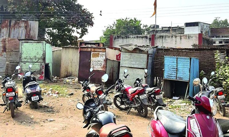 encroachment as it is at Khamgaon city police station, bus stop area | खामगाव शहर पोलिस स्टेशन, बसस्थानकावरील अतिक्रमण जैसे थे!