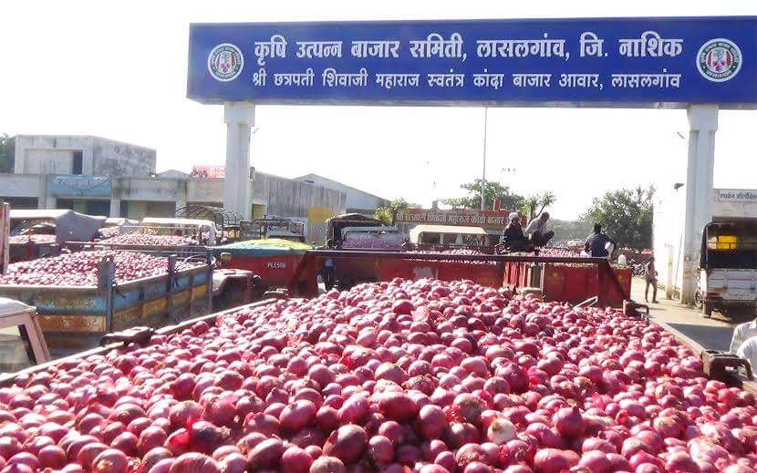Lassalgavi onions, record fall, prices fall | लासलगावी कांद्याची विक्रमी आवक, भाव घसरले