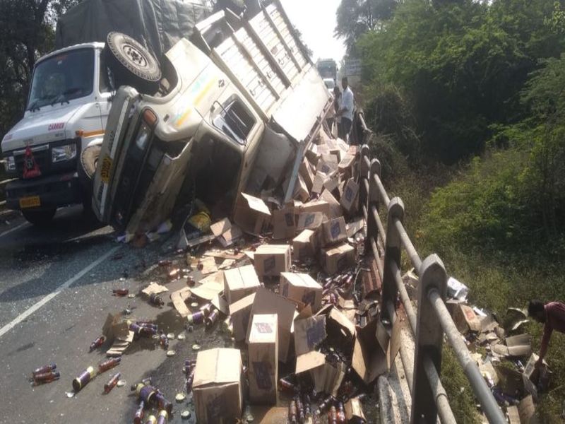 Alcohol truck was reversed near Chimthane in Dhule district | धुळे जिल्ह्यातील चिमठाणेजवळ दारू वाहणारा ट्रक उलटला