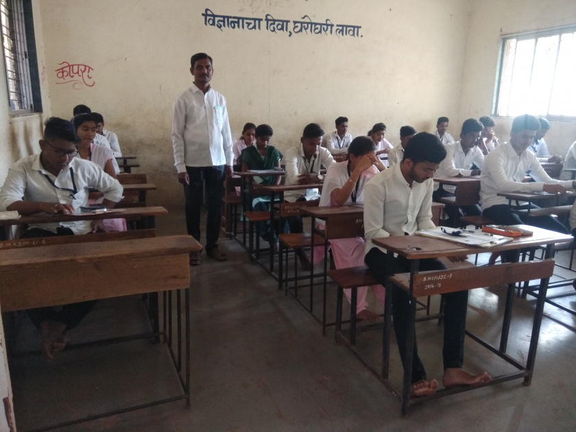 Mayawati started the exam for 12th and included six hundred students in the center | मायणीत बारावी परीक्षेला प्रारंभ, केंद्रामध्ये सहाशे विद्यार्थ्यांचा समावेश