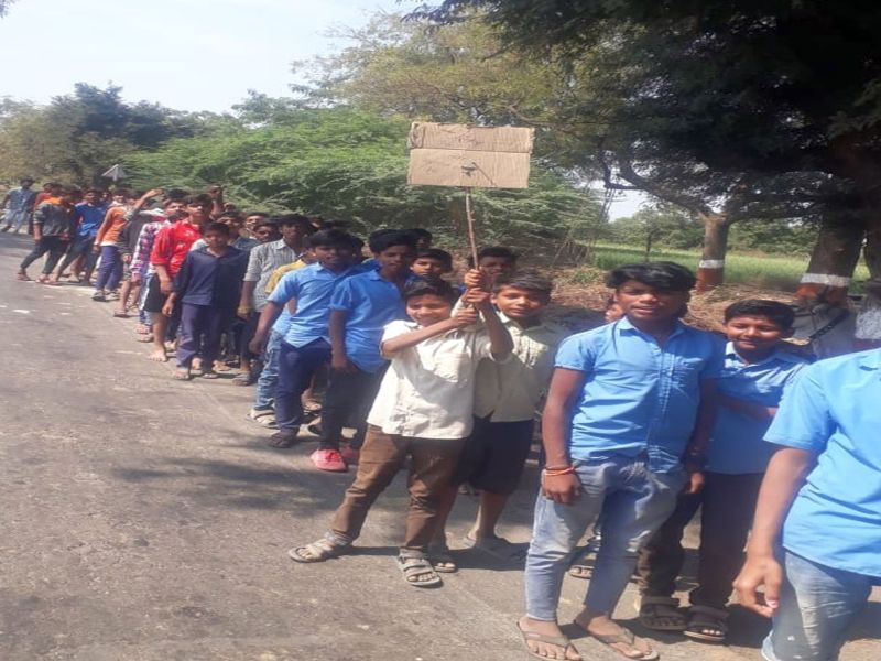 Ashram school students' march at Jalod in Ashirpur taluka | ॅशिरपूर तालुक्यातील जळोद येथील आश्रम शाळेच्या विद्यार्थ्यांचा मोर्चा