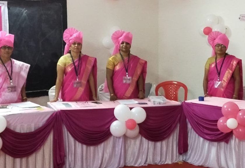 nashik,pink,saree,and,fetish,dress,in,women's,polling,booth | महिला मतदान केंद्रात गुलाबी साडी आणि फेट्याचा रूबाब