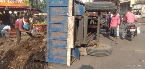 Tractor trolley overturns in Nehru Chaika | नेहरू चाैकात ट्रॅक्टर ट्राॅली उलटून अपघात 