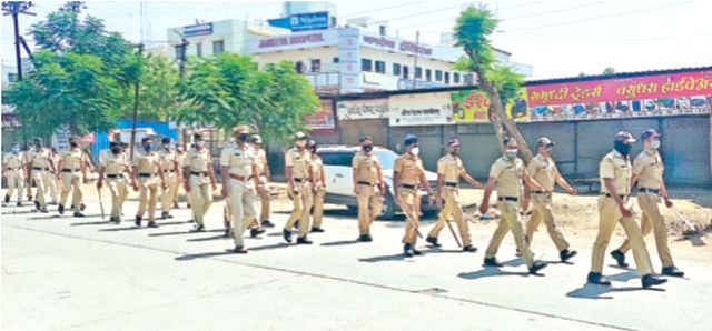 Niphadla police route march | निफाडला पोलिसांचा रूट मार्च