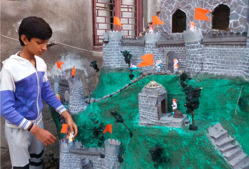 A fort made of waste materials | टाकाऊ वस्तूंपासून बनविला किल्ला
