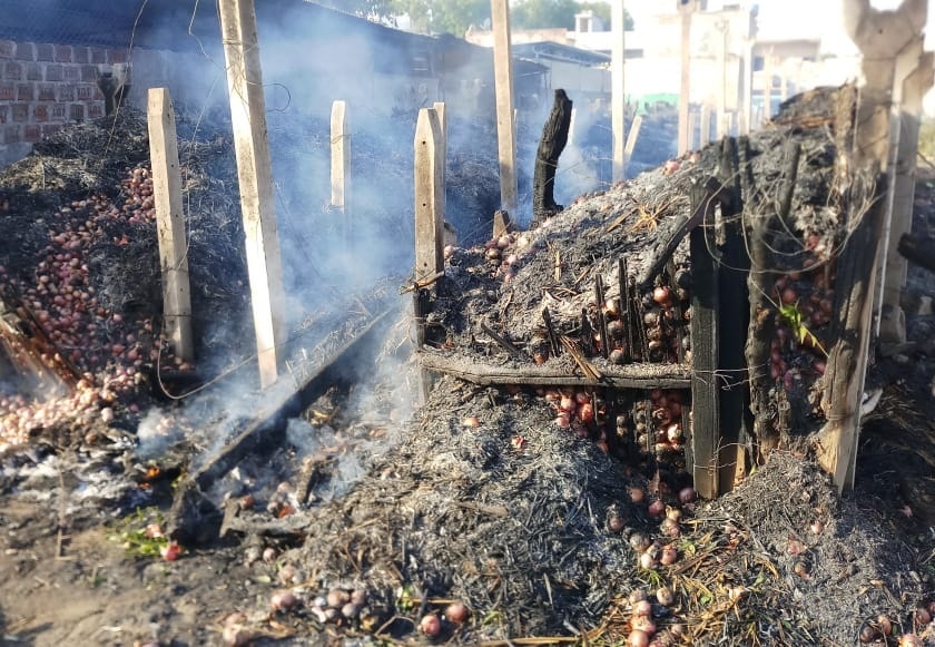 Chanel fire on lakhs of onion khak | चाळीला आग लागून लाखोंचा कांदा खाक