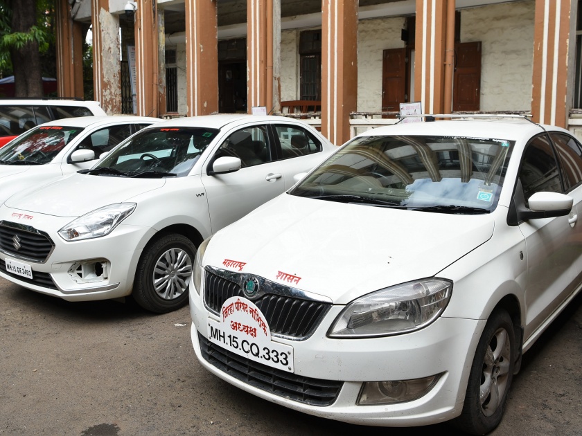 Collecting vehicles of Zilla Parishad office bearers | जिल्हा परिषद पदाधिकाऱ्यांची वाहने जमा