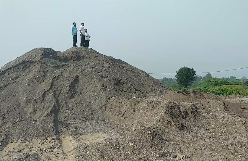 Postponement of pickup of sand at Korangi | कुरंगी येथील वाळूसाठा उचलण्यास स्थगिती