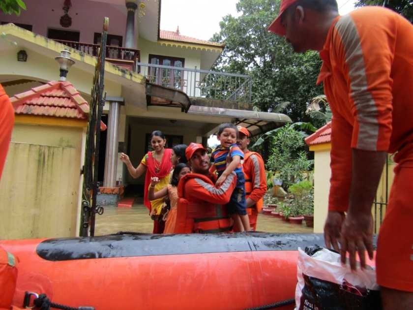Ratnagiri: In the help of the people of Kerala, the life of the survivor, the rescue started. | रत्नागिरी : केरळवासियांच्या मदतकार्यात साखरपाच्या जवानाची प्राणांची बाजी, बचावकार्य सुरु