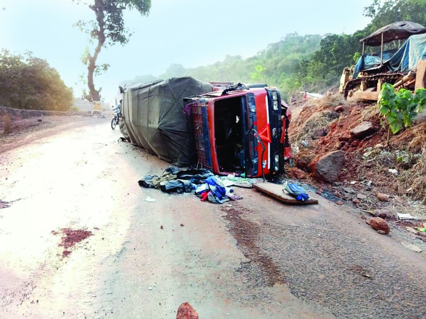 Driver dies after being crushed under tempo on Mumbai-Goa highway | मुंबई-गोवा महामार्गावर टेम्पोखाली चिरडून चालकाचा मृत्यू