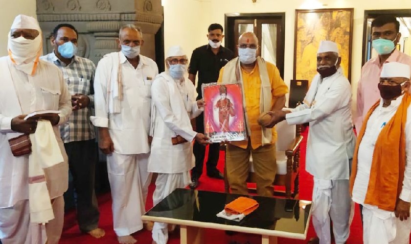 Guardian Minister felicitated by Muktai devotees for Umvit Sant Muktai Adhyayan Kendra | उमवित संत मुक्ताई अध्ययन केंद्राबद्दल मुक्ताई भक्तांकडून पालकमंत्र्यांचा सत्कार