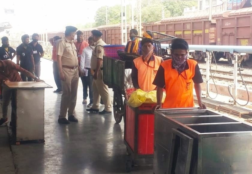 Action taken against food vendors at railway station in Bhusawal | भुसावळात रेल्वे स्थानकावर खाद्यपदार्थ विक्रेत्यांवर कारवाई
