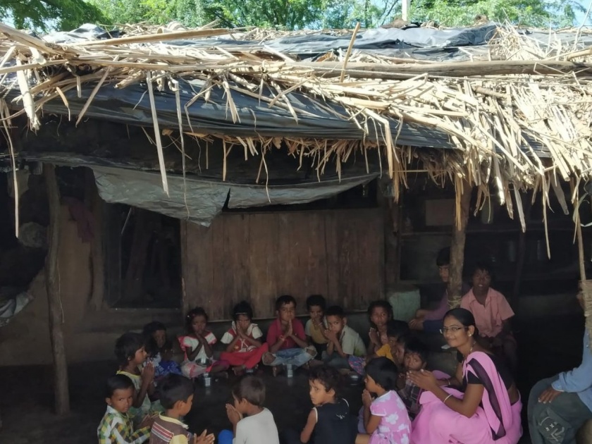 Anghawadi fills in Chahardi in Chopda taluka under the roof of Kuda | चोपडा तालुक्यातील चहार्डी येथे अंगणवाडी भरते कुडाच्या छताखाली