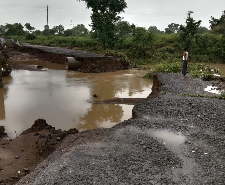 The contact of the two villages was lost due to the dirt road crossing | कच्चा रस्ता वाहून गेल्याने दोन गावांचा संपर्क तुटला