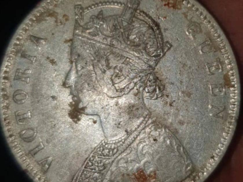 Old coins found in excavations in Gojore village | गोजोरे गावी खोदकामात सापडली जुनी नाणी