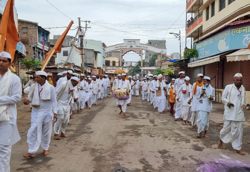 Muktabai performed Nagarparikrama on Ashadi Parva | आषाढी पर्वावर मुक्ताबाईने केली नगरपरिक्रमा