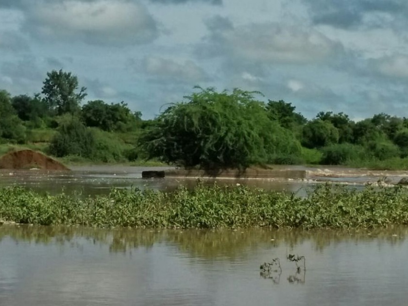 The mud dam on the Girna river in Bhadgaon burst into water | भडगाव येथील गिरणा नदीवरील मातीचा कच्चा बंधारा पाण्यात फुटला