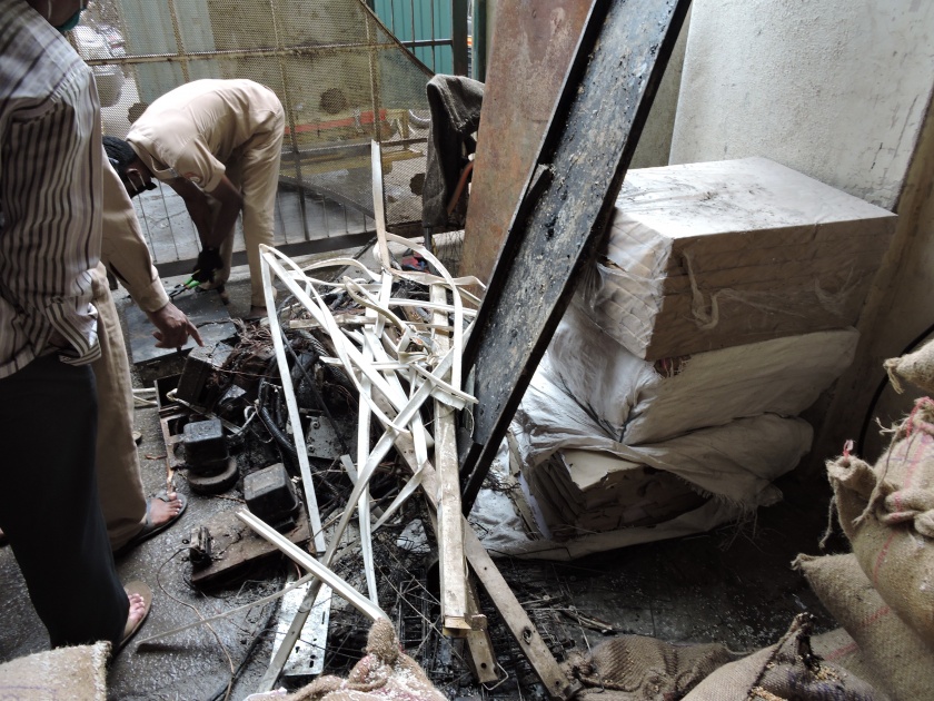 In Satara, fire destroyed ration shop and other items | साताऱ्यात आगीत रेशनदुकानासह साहित्य जळून खाक