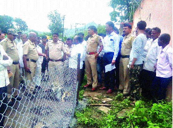 Tension of tahsildar in Malgavah due to prevention of endurance: Opening of the fence by the police constable | अंत्ययात्रा रोखल्याने मालगावात तणाव तहसीलदारांची मध्यस्थी : पोलीस बंदोबस्तात कुंपण काढून मार्ग खुला