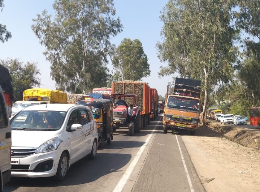 Traffic on the highway near Umbraj, | उंब्रजजवळ महामार्गावरील वाहतूक रोखली, कोल्हापूरातील आंदोलनाचा फटका