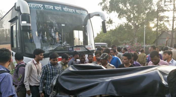 nashik,Shivshahi,bus,rickshaw hit,Three,seriously,injured | शिवशाहीची रिक्षाला धडक : तीन गंभीर जखमी