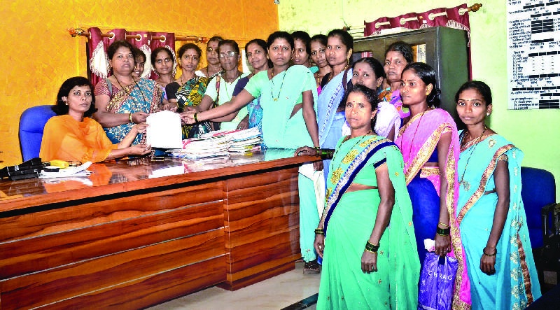 Sindhudurg: Opposition against illegal activities in Morcha, Mondal's female aggressor | सिंधुदुर्ग : अवैध धंद्यांविरोधात काढला मोर्चा, मोंड येथील महिला आक्रमक