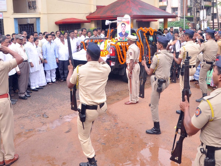 Salute to the martyr Major Kaustubh Rane in Kankavali, salute from the police | शहीद मेजर कौस्तुभ राणे यांना कणकवलीत मानवंदना, पोलिसांकडून सलामी 