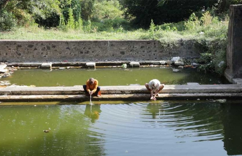 Two friends drown in Sita lake | सीता सरोवरात बुडून दोघा मित्रांचा मृत्यू