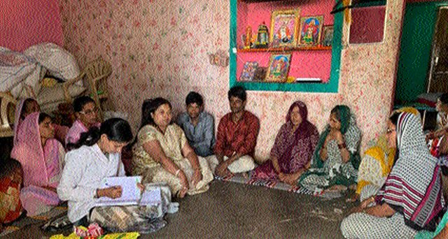 Tahsildar's family members of suicide victims asked to visit | आत्महत्याग्रस्त शेतकऱ्यांच्या कुटुंबियांची तहसिलदारांनी घेतली भेट