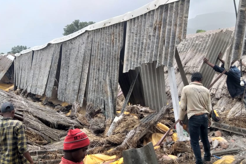 The poultry shed collapsed due to strong winds | वादळी वाऱ्याने खेडला पोल्ट्री शेड कोसळले