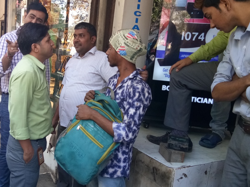 The shopkeepers of Thane Gokhale Road caught a motorcycle battery in Choras | ठाण्याच्या गोखले रोडवरील दुकानदारांनी मोटरसायकल बॅटरी चोरास रंगेहात पकडले