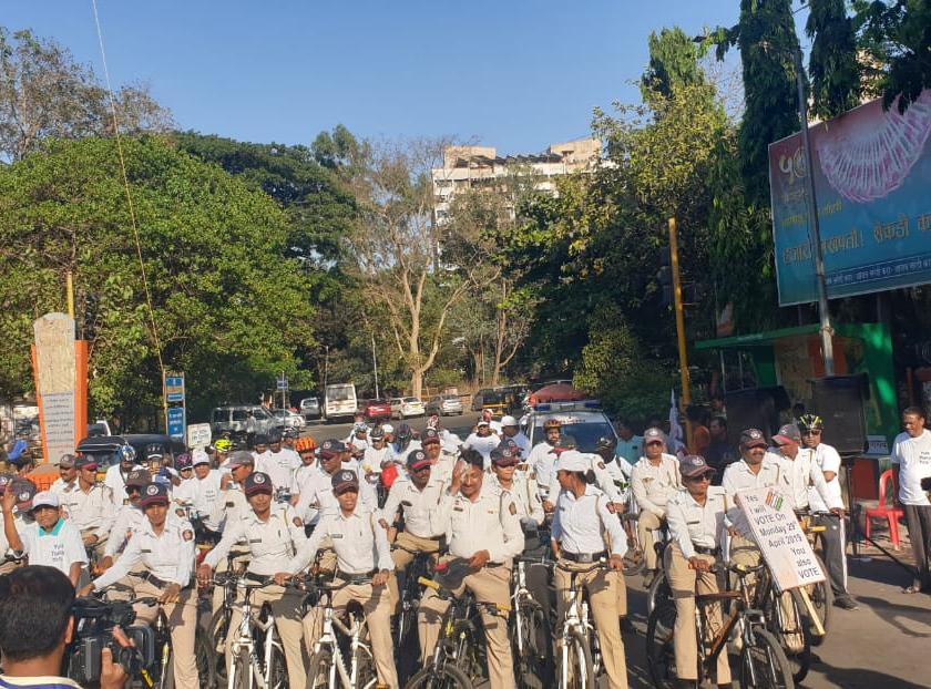  Cycling rally for 'polling'; Thane collector and police commissioner's attention! | उत्स्फुर्त ‘मतदान’साठी सायकल रॅली; ठाणे जिल्हाधिकाऱ्यांसह पोलीस आयुक्तांनी वेधले लक्ष!