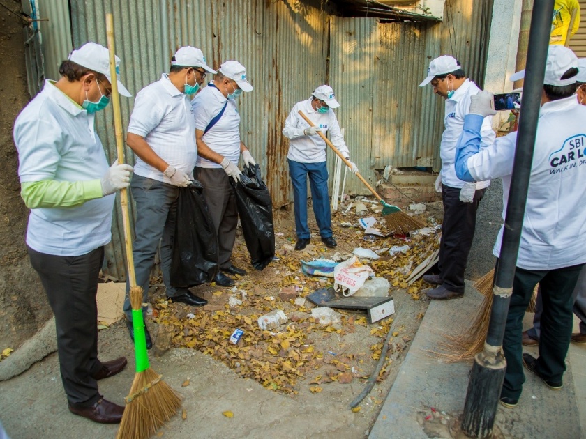  Bank employees in Thane implemented cleanliness campaign: cleanliness in various parts of Nawapada | ठाण्यात बँक कर्मचा-यांनी राबविले स्वच्छता अभियान: नौपाडयातील विविध भागांमध्ये साफसफाई
